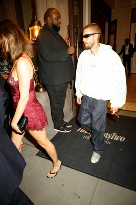 19.07 | Justin e Hailey Bieber Bieber chegando a after party exclusiva da SKYLRK após a final da Copa do Mundo FIFA 2026, realizada no The Twenty Two, em Nova York