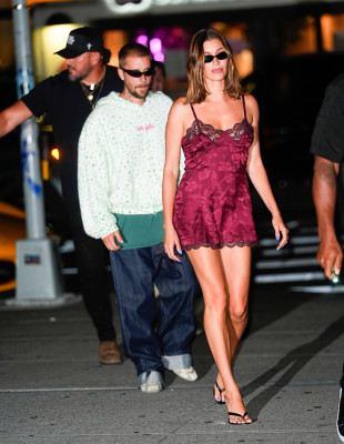 19.07 | Justin e Hailey Bieber Bieber chegando a after party exclusiva da SKYLRK após a final da Copa do Mundo FIFA 2026, realizada no The Twenty Two, em Nova York