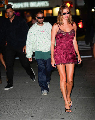 19.07 | Justin e Hailey Bieber Bieber chegando a after party exclusiva da SKYLRK após a final da Copa do Mundo FIFA 2026, realizada no The Twenty Two, em Nova York