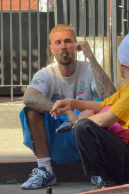 20.07 | Fotografado com Eddie Benjamin nas ruas de Nova York.
