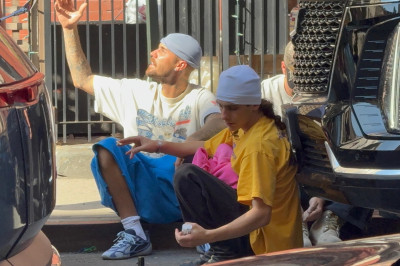 20.07 | Fotografado com Eddie Benjamin nas ruas de Nova York.