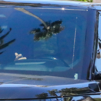 04.08 | Justin Bieber foi visto dirigindo por Beverly Hills, CA.