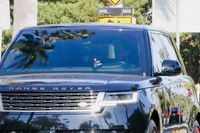 04.08 | Justin Bieber foi visto dirigindo por Beverly Hills, CA.