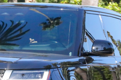 04.08 | Justin Bieber foi visto dirigindo por Beverly Hills, CA.