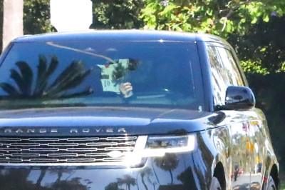 04.08 | Justin Bieber foi visto dirigindo por Beverly Hills, CA.
