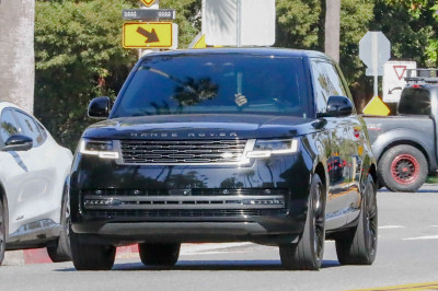 04.08 | Justin Bieber foi visto dirigindo por Beverly Hills, CA.