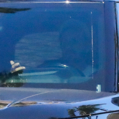 04.08 | Justin Bieber foi visto dirigindo por Beverly Hills, CA.