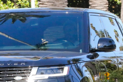 04.08 | Justin Bieber foi visto dirigindo por Beverly Hills, CA.