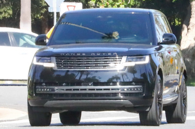 04.08 | Justin Bieber foi visto dirigindo por Beverly Hills, CA.