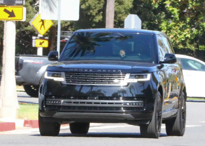 04.08 | Justin Bieber foi visto dirigindo por Beverly Hills, CA.
