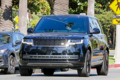 04.08 | Justin Bieber foi visto dirigindo por Beverly Hills, CA.