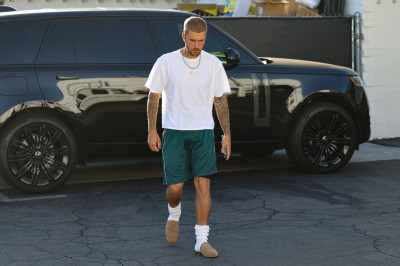 06.08 | Com Hailey Bieber no Sushi Fumi, em West Hollywood, Califórnia