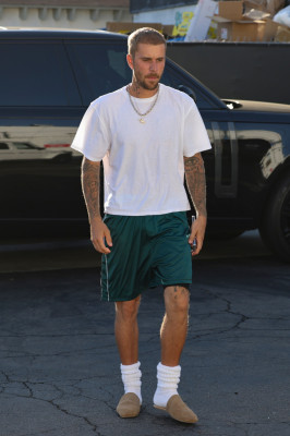 06.08 | Com Hailey Bieber no Sushi Fumi, em West Hollywood, Califórnia