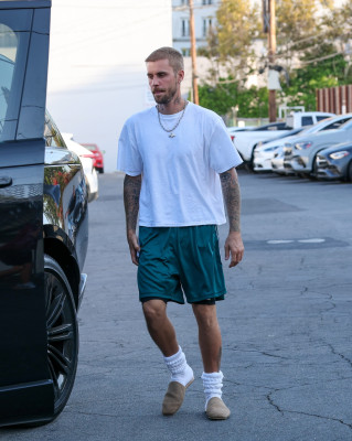 06.08 | Com Hailey Bieber no Sushi Fumi, em West Hollywood, Califórnia