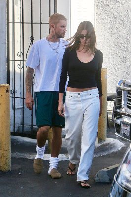 06.08 | Com Hailey Bieber no Sushi Fumi, em West Hollywood, Califórnia