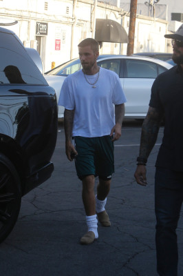 06.08 | Com Hailey Bieber no Sushi Fumi, em West Hollywood, Califórnia