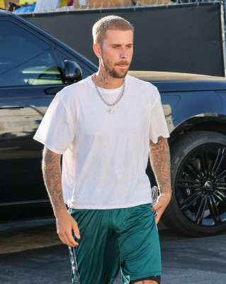 06.08 | Com Hailey Bieber no Sushi Fumi, em West Hollywood, Califórnia