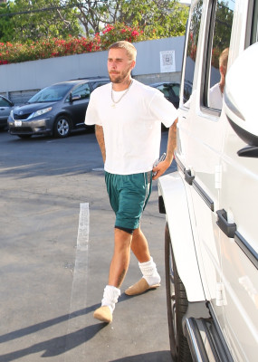 06.08 | Com Hailey Bieber no Sushi Fumi, em West Hollywood, Califórnia