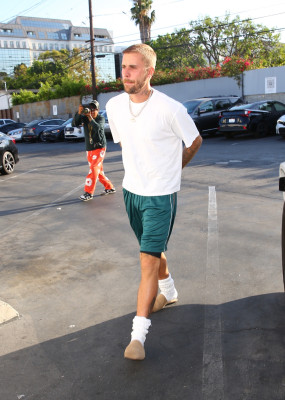 06.08 | Com Hailey Bieber no Sushi Fumi, em West Hollywood, Califórnia