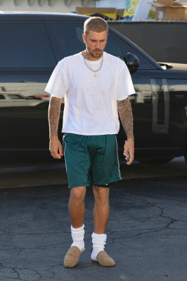 06.08 | Com Hailey Bieber no Sushi Fumi, em West Hollywood, Califórnia