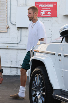 06.08 | Com Hailey Bieber no Sushi Fumi, em West Hollywood, Califórnia
