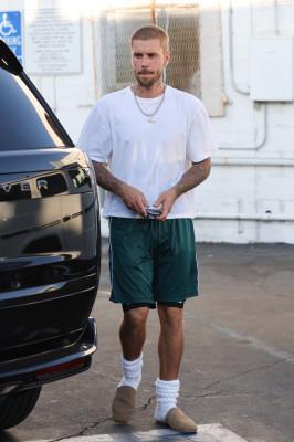 06.08 | Com Hailey Bieber no Sushi Fumi, em West Hollywood, Califórnia