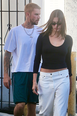 06.08 | Com Hailey Bieber no Sushi Fumi, em West Hollywood, Califórnia