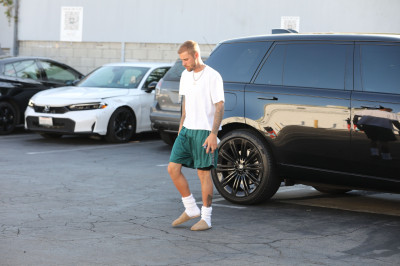 06.08 | Com Hailey Bieber no Sushi Fumi, em West Hollywood, Califórnia