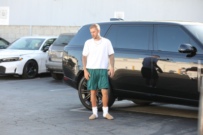 06.08 | Com Hailey Bieber no Sushi Fumi, em West Hollywood, Califórnia
