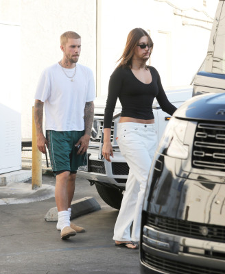 06.08 | Com Hailey Bieber no Sushi Fumi, em West Hollywood, Califórnia