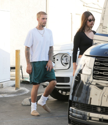 06.08 | Com Hailey Bieber no Sushi Fumi, em West Hollywood, Califórnia