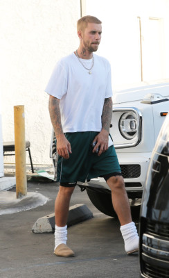 06.08 | Com Hailey Bieber no Sushi Fumi, em West Hollywood, Califórnia