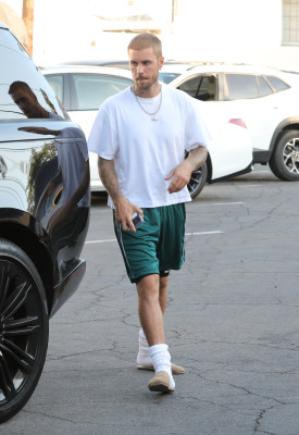 06.08 | Com Hailey Bieber no Sushi Fumi, em West Hollywood, Califórnia
