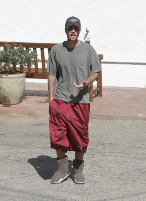 12.08 | Justin e Hailey Bieber chegando ao pilates em Bel Air, CA.