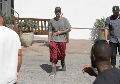 12.08 | Justin e Hailey Bieber chegando ao pilates em Bel Air, CA.