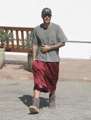 12.08 | Justin e Hailey Bieber chegando ao pilates em Bel Air, CA.