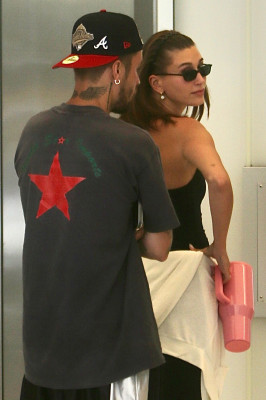 11.08 | Justin e Hailey Bieber foram vistos chegando juntos para uma sessão de Pilates em Los Angeles