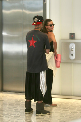 11.08 | Justin e Hailey Bieber foram vistos chegando juntos para uma sessão de Pilates em Los Angeles