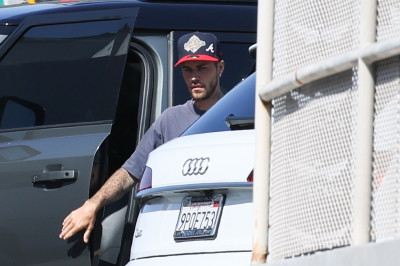 11.08 | Justin e Hailey Bieber foram vistos chegando juntos para uma sessão de Pilates em Los Angeles