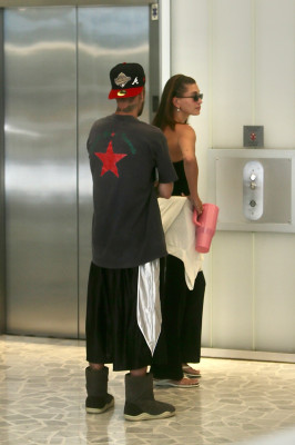 11.08 | Justin e Hailey Bieber foram vistos chegando juntos para uma sessão de Pilates em Los Angeles