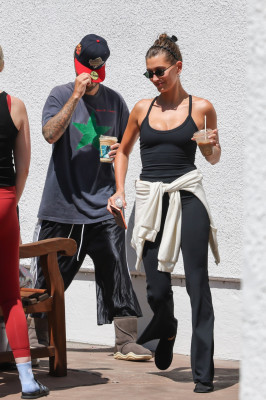 11.08 | Justin e Hailey Bieber deixando uma aula de pilates em Los Angeles.