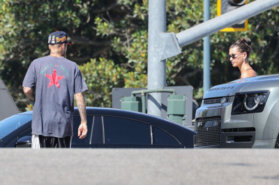 11.08 | Justin e Hailey Bieber deixando uma aula de pilates em Los Angeles.