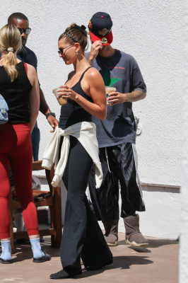 11.08 | Justin e Hailey Bieber deixando uma aula de pilates em Los Angeles.