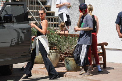 11.08 | Justin e Hailey Bieber deixando uma aula de pilates em Los Angeles.