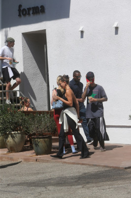 11.08 | Justin e Hailey Bieber deixando uma aula de pilates em Los Angeles.