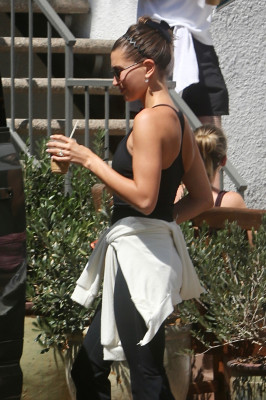 11.08 | Justin e Hailey Bieber deixando uma aula de pilates em Los Angeles.