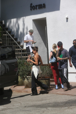 11.08 | Justin e Hailey Bieber deixando uma aula de pilates em Los Angeles.