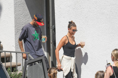 11.08 | Justin e Hailey Bieber deixando uma aula de pilates em Los Angeles.