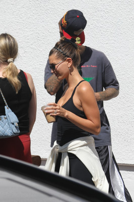 11.08 | Justin e Hailey Bieber deixando uma aula de pilates em Los Angeles.