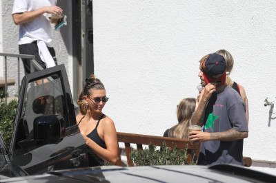 11.08 | Justin e Hailey Bieber deixando uma aula de pilates em Los Angeles.
